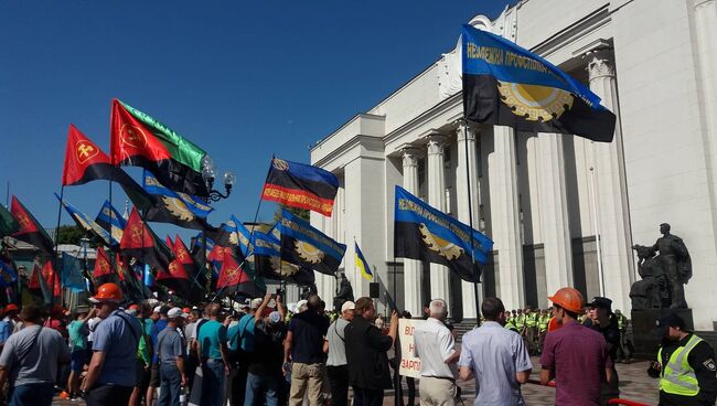 Шахтеры во время митинга у здания Верховной рады Украины. 5 июля 2018