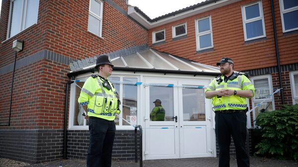 Полицейские у здания Баптистской церкви в британском Эймсбери после госпитализации двух человек из-за отравления