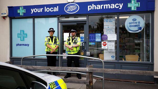 Британские полицейские в оцеплении у отделения аптеки в Эймсбери после госпитализации двух человек из-за отравления