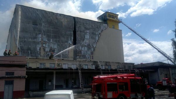 Спасатели локализовали крупный пожар на территории комбината в Киеве. 5 июля 2018