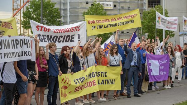 Латвийские школьники и активисты Русского союза Латвии во время акции в защиту русскоязычного образования в Страсбурге, Франция. 4 июля 2018