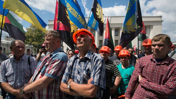 Шахтеры на митинге у здания Рады в Киеве, требующие погасить задолженность по зарплате. Архивное фото