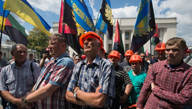 Шахтеры на митинге у здания Рады в Киеве, требующие погасить задолженность по зарплате. Архивное фото