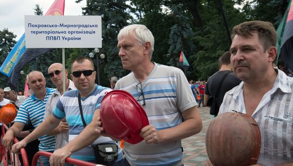 Шахтеры на митинге у здания Рады в Киеве, требующие погасить задолженность по зарплате. 5 июля 2018