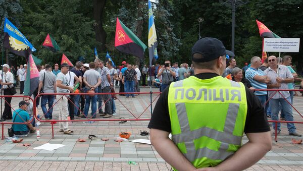 Полицейский на площади у здания Рады в Киеве. Архивное фото