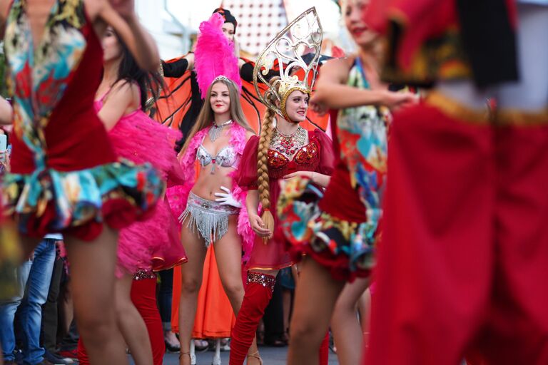 Участники карнавального танцевального шествия болельщиков, посвященного матчу чемпионата мира по футболу ФИФА-2018 между сборными Бразилии и Мексики в Самаре