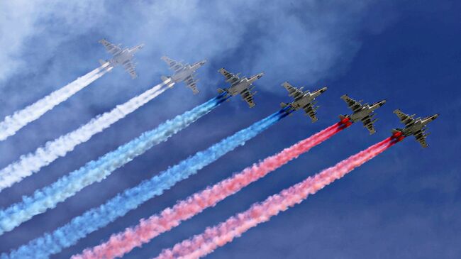 Штурмовики Су-25 на военном параде, посвященном 73-й годовщине Победы в Великой Отечественной войне