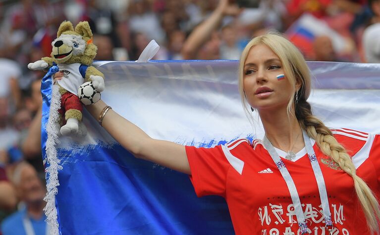 Болельщица сборной России перед матчем 1/8 финала чемпионата мира по футболу между сборными Испании и России