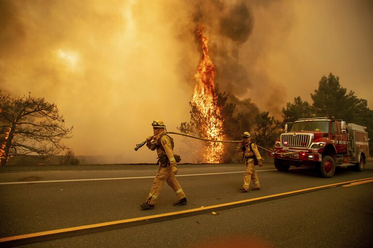 Пожарные тушат лесной пожар в штате Калифорния. 1 июля 2018 года
