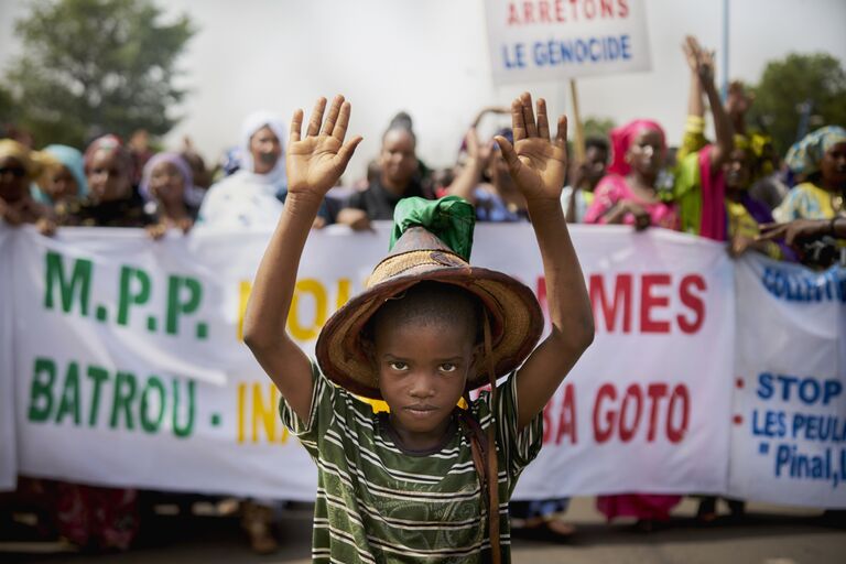Мальчик народности Фульбе во время акции протеста против геноцида в Бамако, Мали