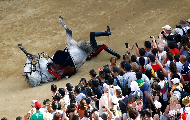 Итальянский карабинер упал с лошади на скачках Palio di Siena