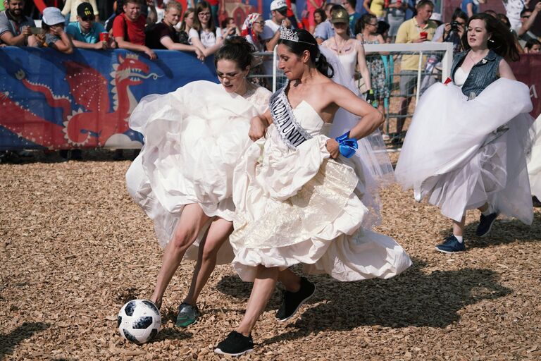 Участницы матча невест на Фестивале болельщиков FIFA у центра семьи Казан в Казани