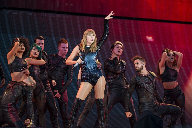 Американская певица Тейлор Свифт во время выступления в рамках тура Taylor Swift's reputation Stadium Tour в Луисвилле, США