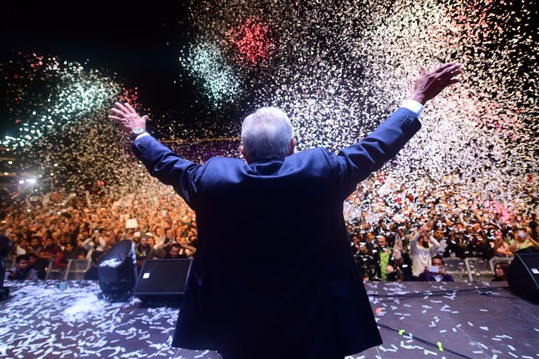 Избранный президент Мексики Андрес Мануэль Лопес Обрадор приветствует своих сторонников после оглашения результатов выборов