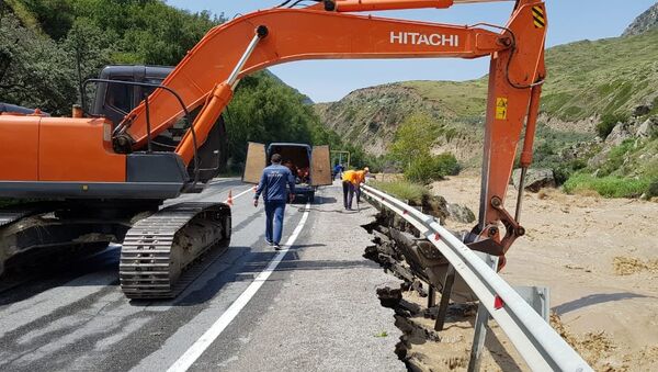 Восстановительные работы на участке автодороги Прохладный-Баксан-Азау в Эльбрусском районе Кабардино-Балкарии