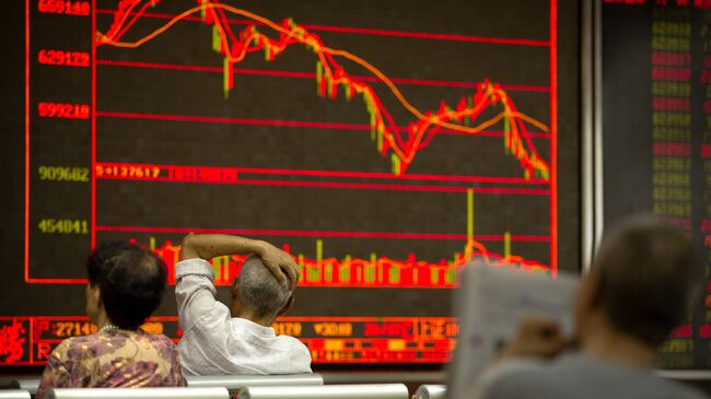 Китайские инвесторы наблюдают за котировками ценных бумаг в брокерской конторе в Пекине, КНР. 6 июля 2018