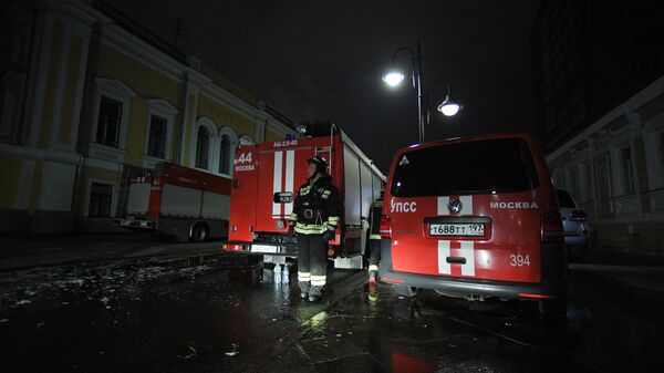 Автомобили МЧС у жилого дома на Пятницкой улице в Москве, в котором произошел пожар. 6 июля 2018
