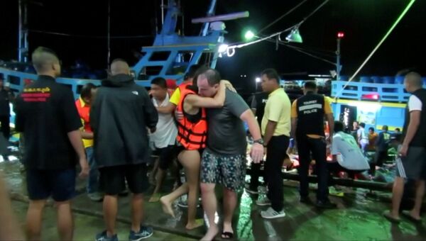 Операция по спасению пассажиров перевернувшейся туристической лодки на Пхукете, Таиланд. 5 июля 2018