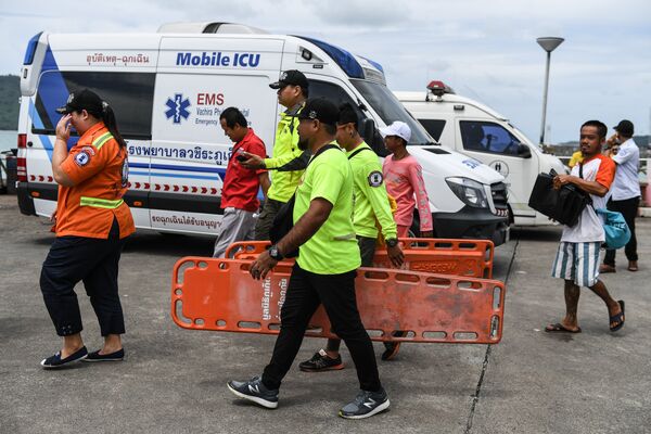 Спасатели на месте катастрофы туристической лодки на Пхукете, Таиланд. 5 июля 2018
