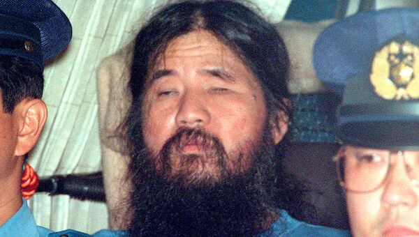 Глава религиозной секты Сёко Асахара в полицейском автомобиле после допроса в Токио. 1995 год