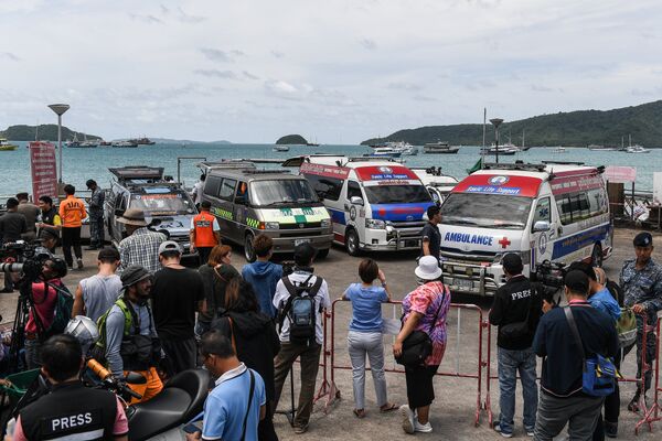 Спасатели и скорая помощь на место катастрофы туристической лодки на Пхукете, Таиланд. 6 июля 2018