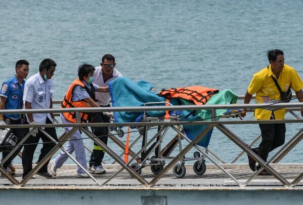 Спасатели на месте катастрофы туристической лодки на Пхукете, Таиланд. 6 июля 2018