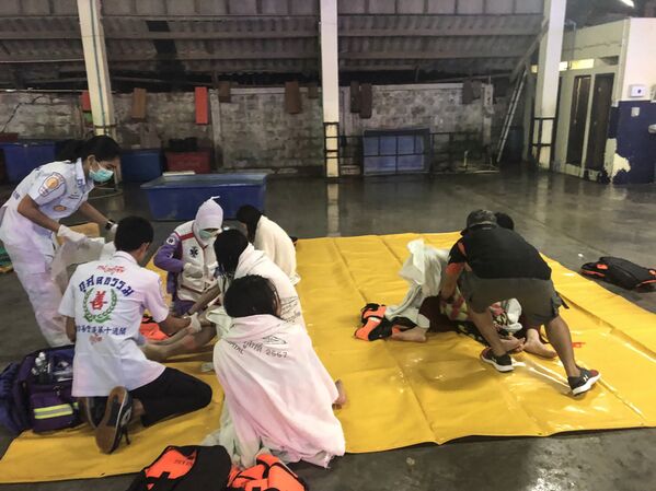 Спасатели и медики оказывают помощь пассажирам перевернувшейся туристической лодки на Пхукете, Таиланд. 5 июля 2018
