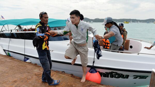 Пассажир перевернувшейся туристической лодки на Пхукете, Таиланд. 6 июля 2018