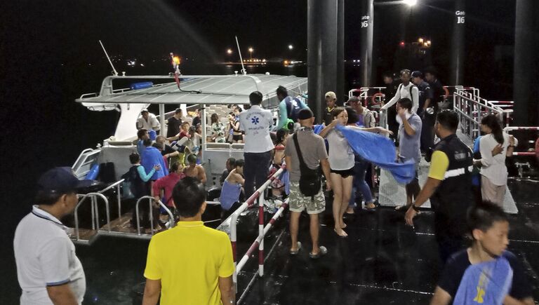 Операция по спасению пассажиров перевернувшейся туристической лодки на Пхукете, Таиланд. 5 июля 2018
