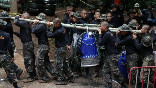 Военные несут водяной насос к пещере Тхам Луанг в провинции Чиангмай, Таиланд. 6 июля 2018 года
