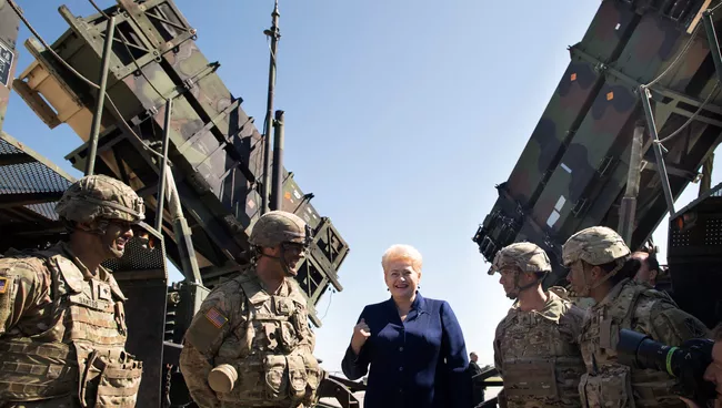 Президент Литвы Даля Грибаускайте у американского ракетного комплекса Patriot во время учений НАТО в Литве. Архивное фото