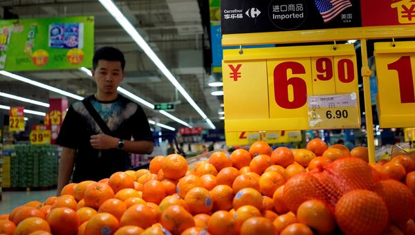 Апельсины, импортированные из США, на прилавке супермаркета в Шанхае