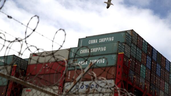 Грузовые контейнеры из Китая на судне в порту Окленд, штат Калифорния