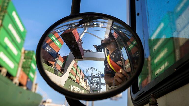 Разгрузка судна-контейнеровоза в порту Саванна в США Разгрузка судна-контейнеровоза в порту Саванна в США