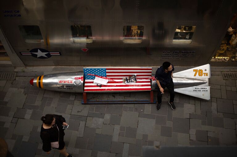 Скамейка с флагом США в торговом центре в Пекине Скамейка с флагом США в торговом центре в Пекине