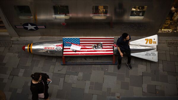 Скамейка с флагом США в торговом центре в Пекине. Архивное фото