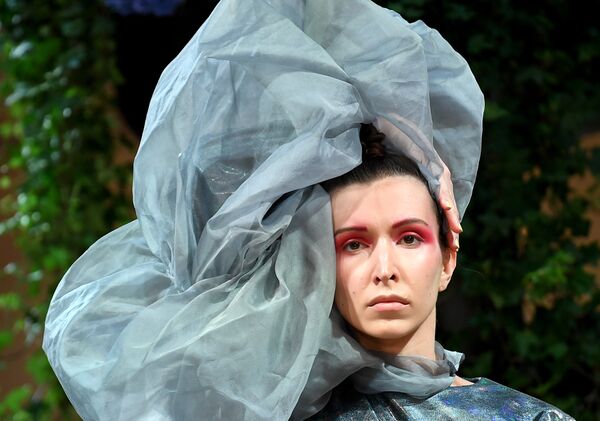 Модель во время показа коллекции дизайнера Ани Гокель (Anja Gockel) на Неделе моды в Берлине