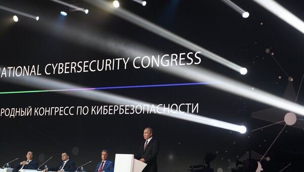 Президент РФ Владимир Путин выступает на Международном конгрессе Сбербанка России по кибербезопасности. 6 июля 2018