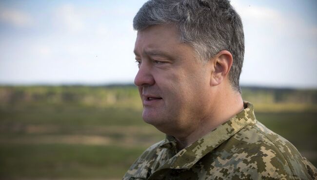 Президент Украины Петр Порошенко на военном полигоне, где проходят испытания американских противотанковых ракетных комплексов Джавелин (Javelin)