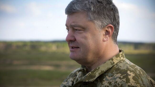 Президент Украины Петр Порошенко на военном полигоне. Архивное фото