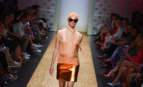 Модель во время показа коллекции бренда Marc Cain на Неделе моды в Берлине. 3 июля 2018 года