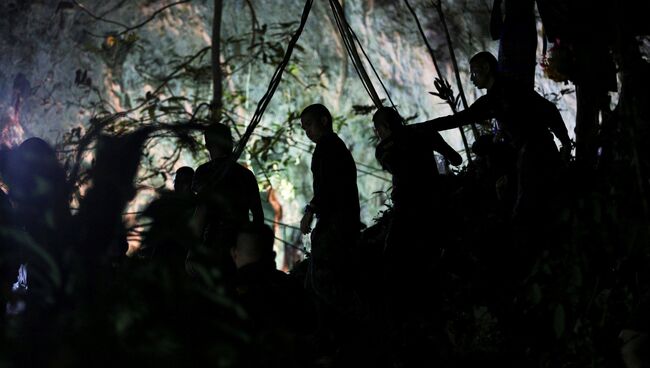 Военные у пещеры Тхам Луанг в провинции Чиангмай, Таиланд