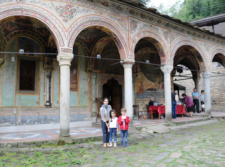 Паломники в Троянском монастыре Паломники в Троянском монастыре