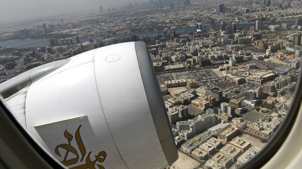 Вид на Дубай из иллюминатора самолета