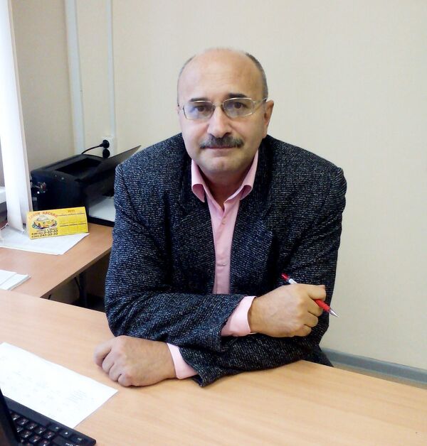 Евгений Иванов работает преподавателем английского языка в школе уже много лет Евгений Иванов работает преподавателем английского языка в школе уже много лет