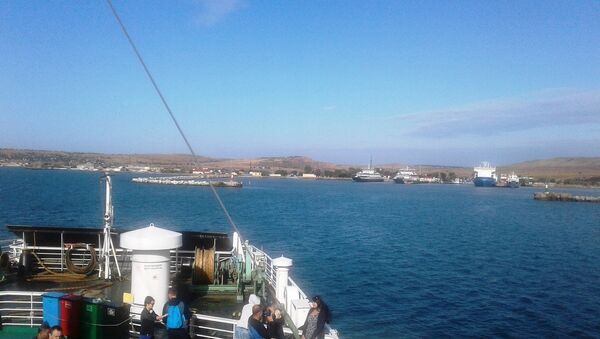 Вид с палубы корабля на берег поселка Стерегущее в Крыму. Архивное фото