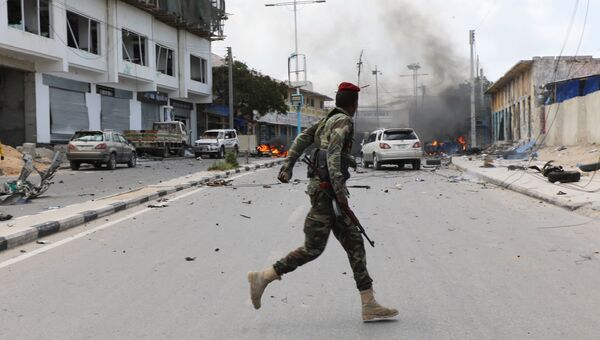 Последствия взрыва возле президентского дворца в Могадишо. 7 июля 2018
