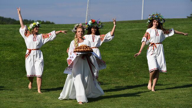 Девушки во время праздника Ивана Купалы