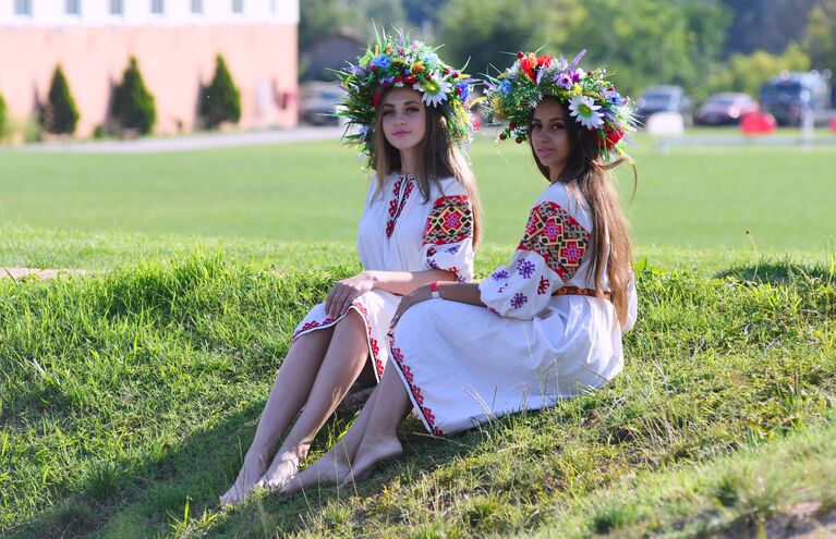 Девушки во время праздника Ивана Купалы в посёлке Куйбышево Бахчисарайского района. 6 июля 2018