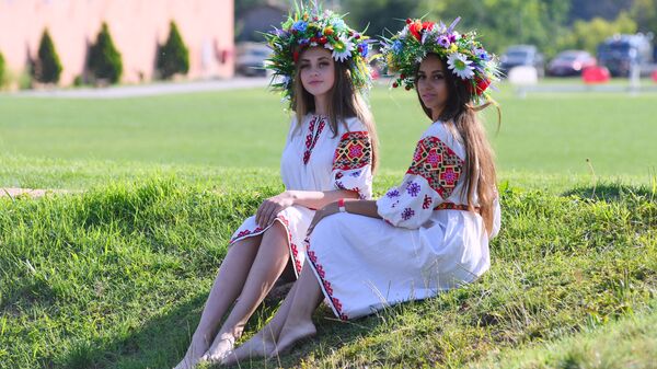 Девушки во время праздника Ивана Купалы в посёлке Куйбышево Бахчисарайского района. 6 июля 2018